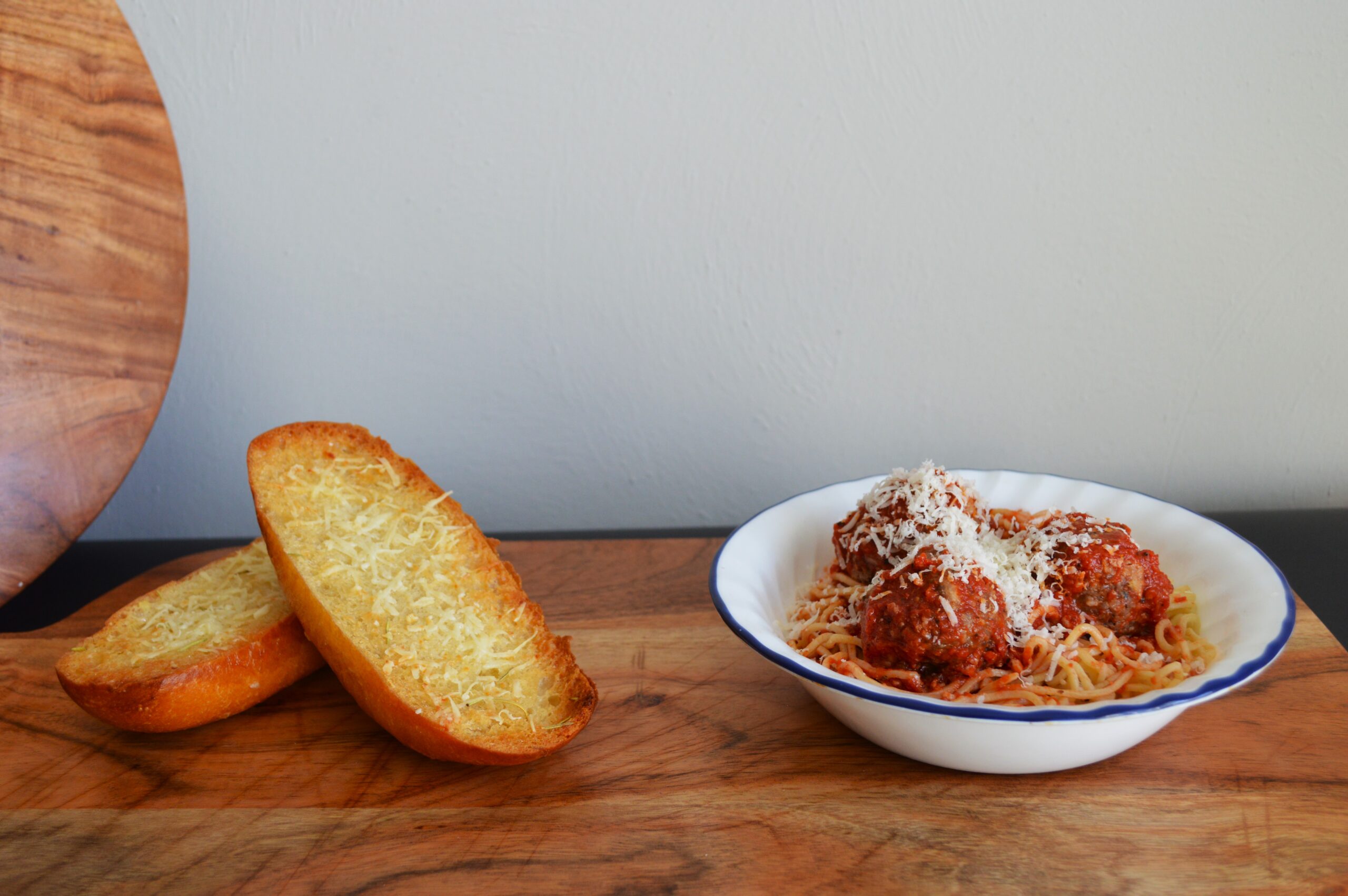 Munchie Magic Virginia food spaghetti and meatballs and sauce and garlic bread